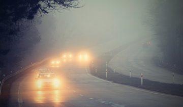 Bezpieczna jazda samochodem we mgle